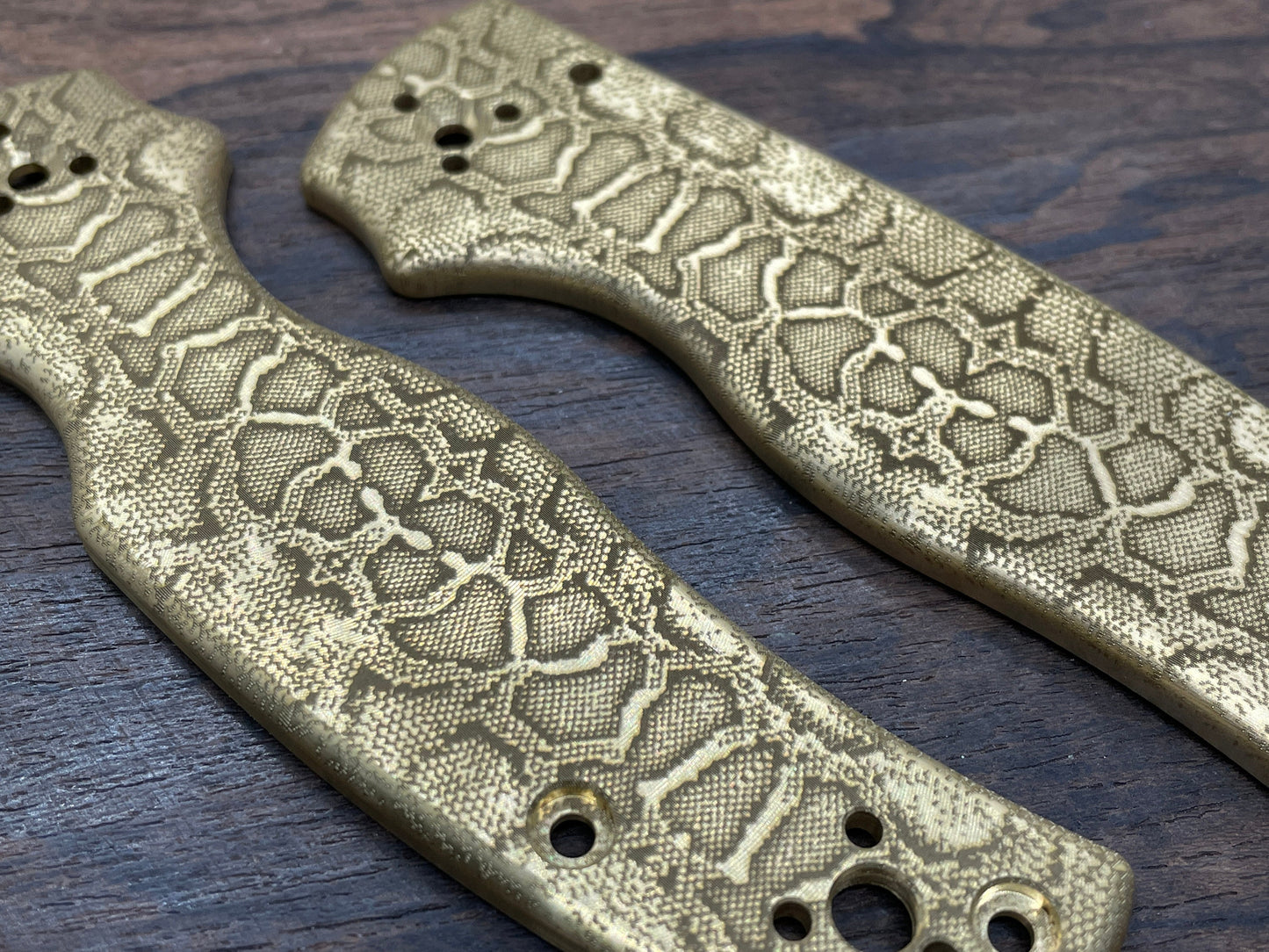 REPTILIAN engraved Brass Scales for SHAMAN Spyderco